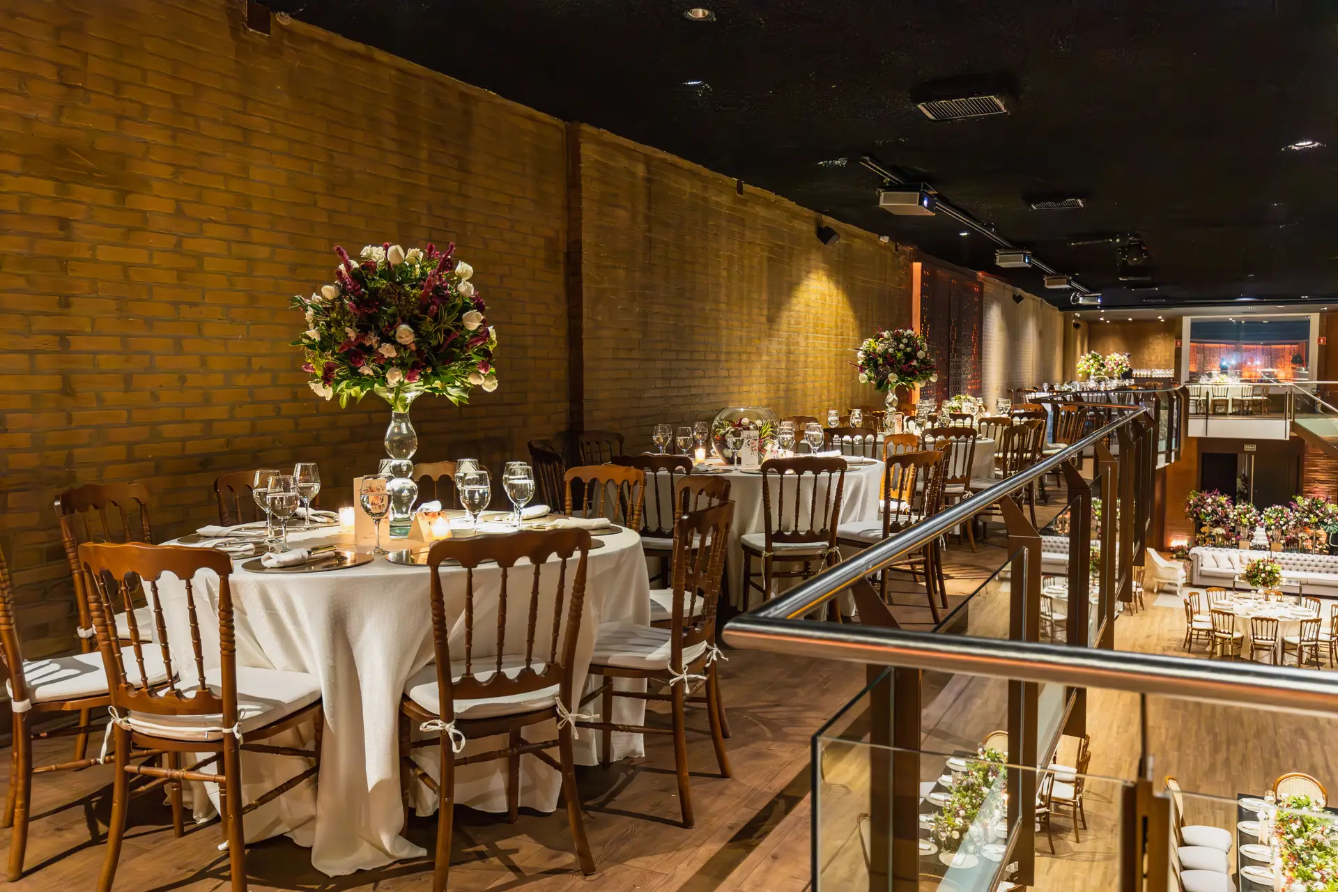 Elegantno pripravljena miza v restavraciji CalquoriangrandLodge