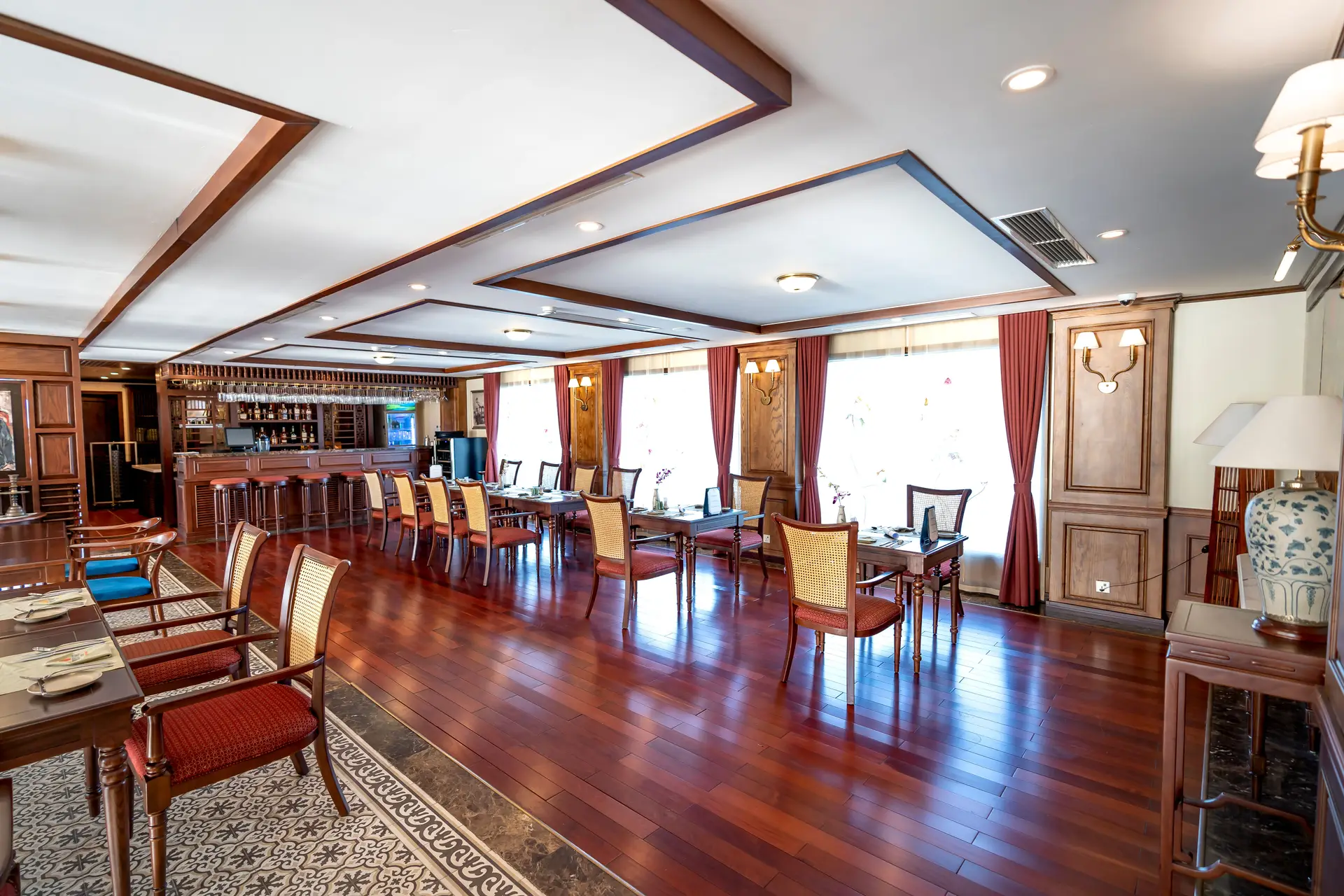 Elegantna notranjost restavracije CalquoriangrandLodge